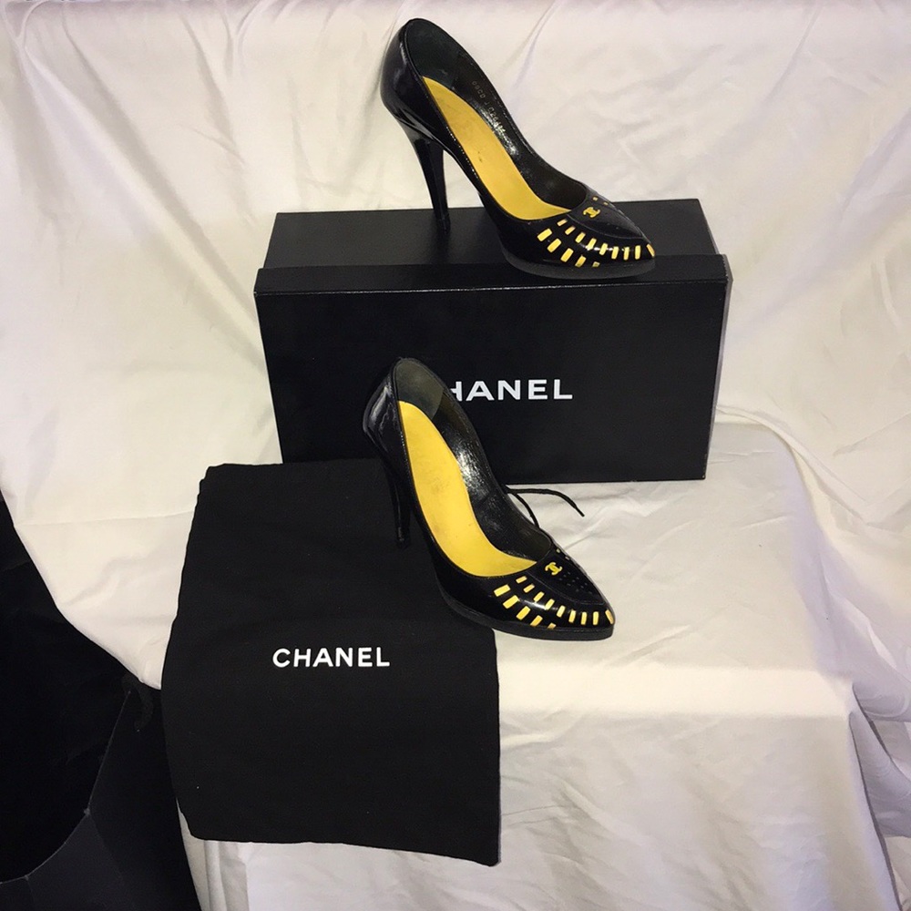 Chanel black/yellow 4”heel pumps size 6 Classy